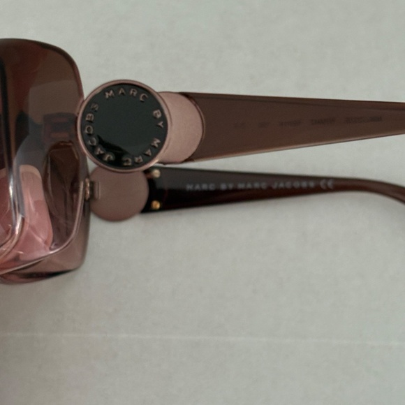 Marc By MARC JACOBS Women's Sunglasses. - Picture 4 of 11